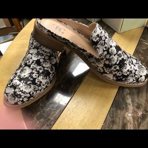 🆕mules by JG 🌹size 11🌹Blk/white Rose pattern soft padded footbed comfortable